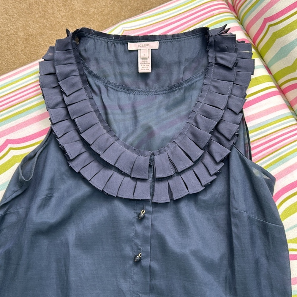 J Crew navy silk/cotton sleeveless blouse size 0 adorable buttons pleated collar - Picture 2 of 3